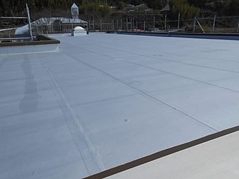 大分市で屋上シート防水の塗装工事を行いました。