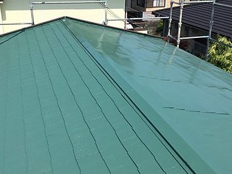 大分市で屋根の雨漏り対応板金瓦カバー工事と塗装仕上げの施工を行いました。