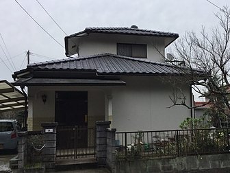 大分市吉野地区で屋根瓦の葺き替え工事を行いました。