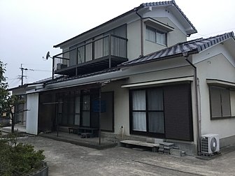 大分市鶴崎方面で屋根瓦の葺き替え工事と一部塗装工事を行いました。