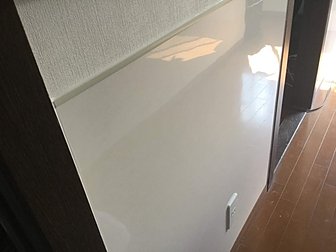 大分市で室内壁面のクロス貼り替えとパネル張りの施工を行いました。