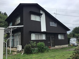 由布市庄内で戸建て住宅の外壁塗装とガルバリウムカバー工事を行いました。